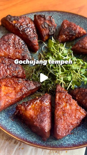 PBHAVEN 🌿 vegan recipes on Instagram: "Gochujang tempeh 🤤⬇️

Not only is tempeh a protein STAPLE for me, but it has way more texture than tofu, making these fermented soybeans my top meat replacement 🙌🏼 
You can serve this gochujang tempeh in a rice bowl, salad, or eat it on its own. Recipe below:

Ingredients:
1 block of tempeh
2 cups veggie broth

Marinade:
1/4 cup gochujang paste 
2 tbsp neutral oil
1 tbsp soy sauce
1 tbsp mirin
1/2 tbsp agave nectar
A thumb of ginger, grated
Dash of gochugaru 

For the glaze:
-1 tsp sesame oil
-2 tsp maple syrup
-1/2 tsp gochugaru 
Boil veggie broth in a saucepan with just enough liquid to cover the tempeh // slice your tempeh and let it simmer in the broth for about 15 mins // prepare your marinade by stirring the ingredients together // once most Gochujang Recipes, Fermented Soybeans, Gochujang Paste, Gochujang Recipe, Tempeh Recipe, Meat Replacement, Veggie Broth, Whole Foods Vegan, Tempeh Recipes