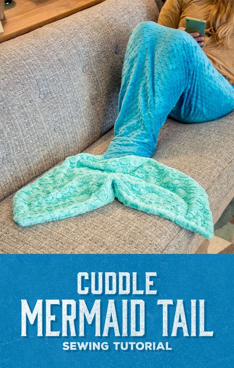 Make your own Cuddle Mermaid Tail Blanket with Rob's easy tutorial! Diy Mermaid Tail Blanket, Fleece Mermaid Tail Blanket, Mermaid Tail Blanket Pattern, Diy Mermaid Tail, Diy Knit Blanket, Diy Mermaid, Trendy Knitting, Knitting Blanket, Mermaid Crafts