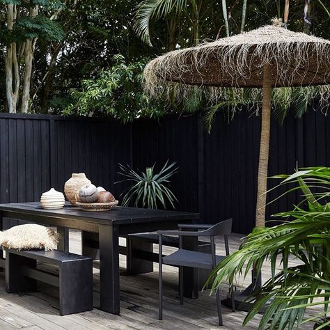 Taliah Lowry (@byron_beach_abodes) • Instagram-Fotos und -Videos Black Garden, Terrace Design, Wooden Decks, Byron Bay, Outdoor Rooms, Outdoor Area, Backyard Garden, Outdoor Spaces, Palm Trees