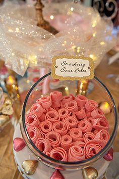 how to display sour belts for candy bar - Google Search Sour Belts Candy, Sour Candy Recipe, Gold Candy Buffet, Candy Drawing, Sour Belts, Sweet 16 Themes, Gold Candy, Rainbow Candy, Candy Cake