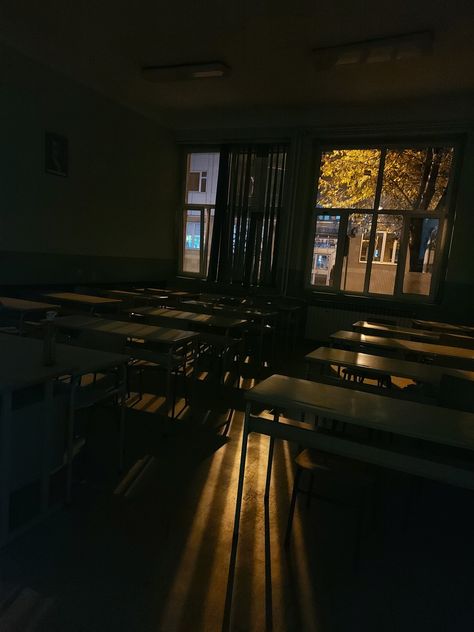 Classroom At Night Aesthetic, Empty Classroom Aesthetic, Dark Classroom Aesthetic, Dark Classroom, School At Night, Empty Classroom, Book Thief, Capture The Moment, Highschool Aesthetic