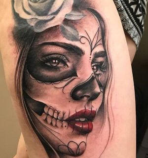 Imagenes de TATUAJES DE CATRINAS | SIGNIFICADOS Dia De Los Muertos Tattoo Ideas Woman, Skull Couple Tattoo, Face Tattoos For Women, Tattoo Fonts Alphabet, Catrina Tattoo, Mexican Tattoo, Skull Girl Tattoo, Skull Sleeve Tattoos, Chicano Style Tattoo