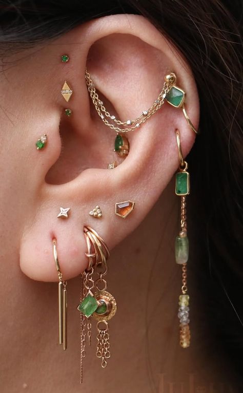 Gold And Emerald Earring Stack, Ear Layout, Piercing Stacks, Ear Setup, Earring Stack Ideas, Piercing Curation, Full Ear Piercings, Piercing Styles, Ear Inspiration