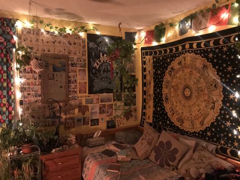 Earthy Grunge Aesthetic Room, Small Bedroom Grunge, Cluttered Wall Aesthetic, Marauders Bedroom Aesthetic, Horror Bedroom Aesthetic, Cluttercore Bedroom Aesthetic, Dark Dorm Room Aesthetic, Earthy Dorm Room Ideas, Hippie Grunge Room