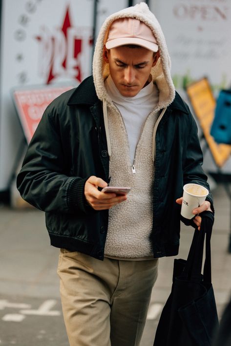 Street Style from London Fashion Week Men’s Fall 2018 Shows #londonfashionweeks, London Fashion Week Mens, Outfit Essentials, London Fashion Week Street Style, London Fashion Weeks, Mens Fashion Edgy, Winter Outfits Men, Mens Fashion Fall, London Street Style, Street Style Winter