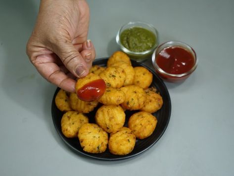 Crispy Potato Bites Recipe - Nishamadhulika.com Crispy Potato Bites, Rabdi Recipe, Potato Bites Recipe, Potato Nuggets, Peanut Masala, Mathri Recipe, Saag Recipe, Gulab Jamun Recipe, Tiffin Recipe