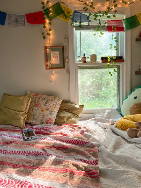 Retro Cozy Bedroom, Simple Colourful Bedroom, Room Ideas Cozy Vintage, Colorful Small Bedroom Ideas, Colorful Simple Bedroom, Granola Bedroom Ideas, Colorful Earthy Bedroom, Natural Life Dorm Room, Cozy Bedroom Colorful