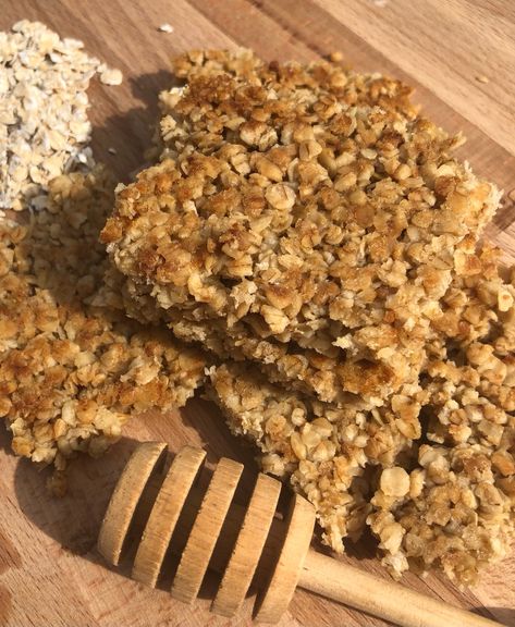 Baked Oat & Honey Bars – #FoodieScore Honey Apple Oat Bars, Honey Oatmeal Balls, Bayou Bars, Honey Oatmeal Bars, Honey Granola Bar Recipe, Daycare Snacks, Honey Bars, Oat Bars Healthy, Oatmeal Granola Bars