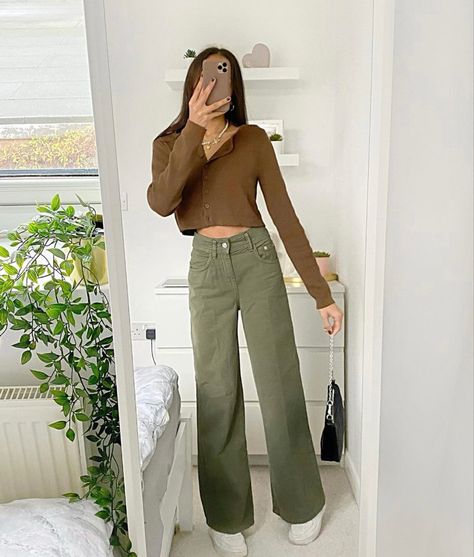 Cafe Study Outfit, Courderoy Pants Outfits Women, Study Outfits, Green Pants Outfit, Flare Jeans Style, Rory Gilmore, Teenager Outfits, Modest Fashion Outfits, Inspo Outfit