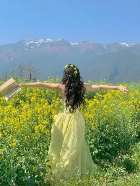 Spring Birthday Photoshoot, Sunny Girl Aesthetic, Profile Pictures Ideas, Countryside Girl, Aesthetic Hairstyle, Faceless Girl, Sunny Dress, Fairy Photoshoot, The Stag