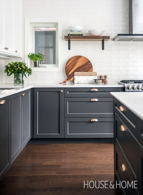 Learn how designer Linnea Lions maximized space and storage in a closed kitchen layout. | Photo: Jason Stickley Modern Family Kitchen, Model Dapur, Closed Kitchen, Серая Кухня, Kitchen Ikea, Gray And White Kitchen, Kabinet Dapur, Gray Cabinets, Versace Home