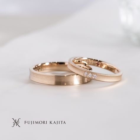 Moment wedding band design by Fujimori Kajita. Made out of 18k gold with matte finishing and diamonds set. Minimal Wedding Ring Couple, Korean Wedding Band, Japanese Rings Engagement, Japanese Wedding Band, Simple Wedding Ring Gold, Japanese Engagement Ring, Korean Wedding Ring, Japanese Wedding Ring, Simple Gold Wedding Band