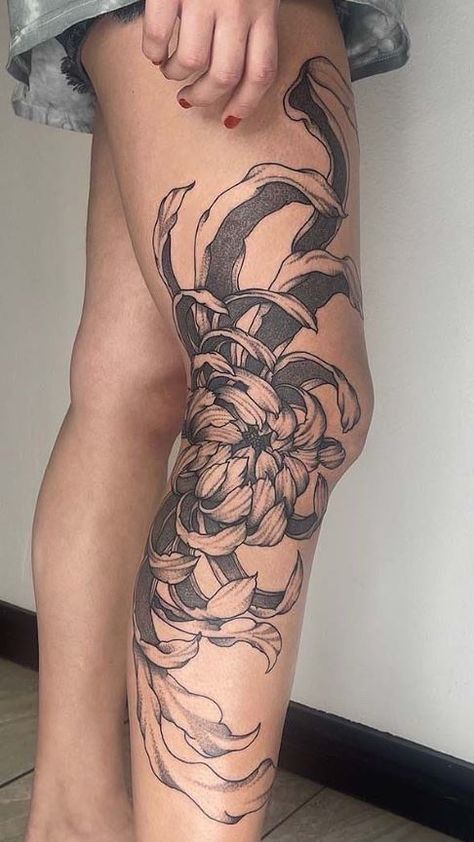 Floral Leg Sleeve Tattoo, Chrysanthemum Tattoos, Tattoo Bein Frau, Aesthetic Tattoo Ideas, 2024 Tattoo, Cute Thigh Tattoos, 15 Aesthetic, Full Leg Tattoos, Chrysanthemum Tattoo