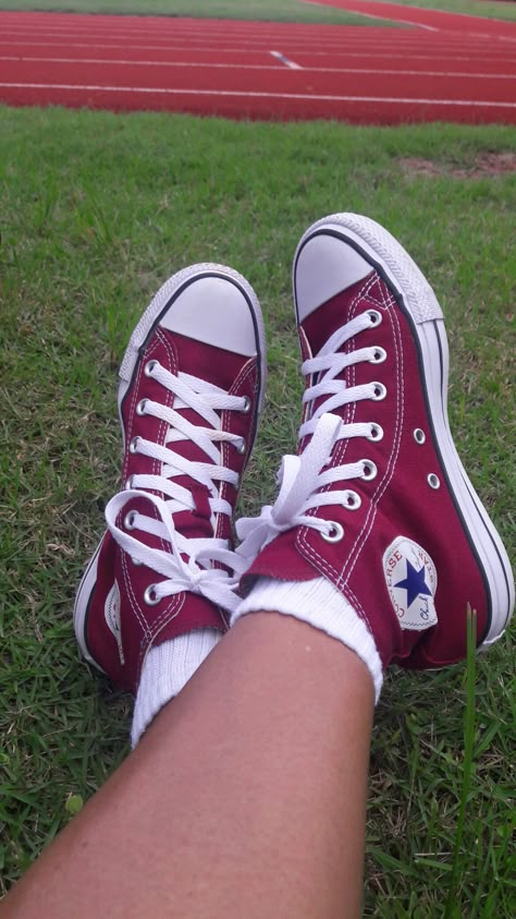 Converse Shoes Aesthetic, Converse Rouge, Dark Red Converse, All Star Cano Alto, Converse Collection, Maroon Converse, Converse Baby, Cute Converse Shoes, Converse Aesthetic