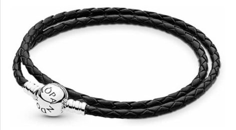 Brazalete Pandora #pandora #charm #cuero #negro Baguette Eternity Ring, Pandora Black, Leather Charm Bracelets, Twisted Bangle, Swarovski Crystal Hearts, Solitaire Pendant Necklace, Classic Bracelets, Jewelry Black, Pandora Silver