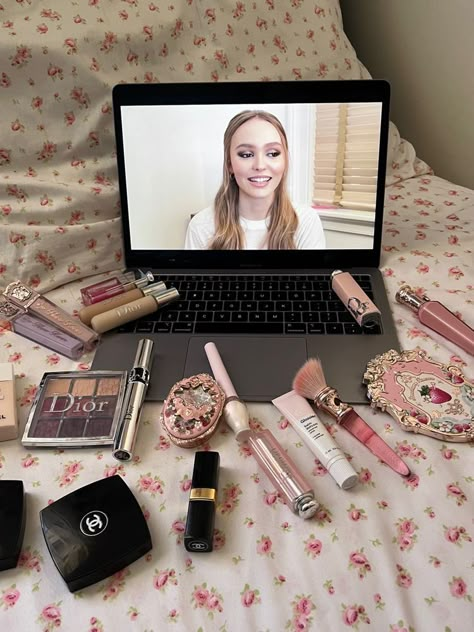 Grwm Aesthetic, Dior Lip Glow, Formal Makeup, Pink Aura, Vogue Beauty, Pink Girly Things, Pink Vibes, Lily Rose Depp, Feminine Aesthetic