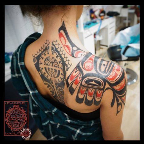 Haida style bird on the shoulder. Haida Eagle, Haida Tattoo, Arte Haida, Filipino Tattoos, Native Tattoos, Maori Tattoo Designs, Tumblr Page, Eagle Tattoos, Indian Tattoo