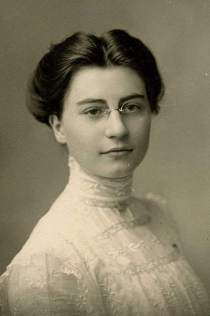 28 Historical Photos Showing The Faces Of Beauty Over 100 Years Ago - Wow Gallery Antique Photography, Old Portraits, Graduation Portraits, Beautiful Beach Wedding, Old Photography, Victorian Women, Edwardian Fashion, Vintage Portraits, School Graduation