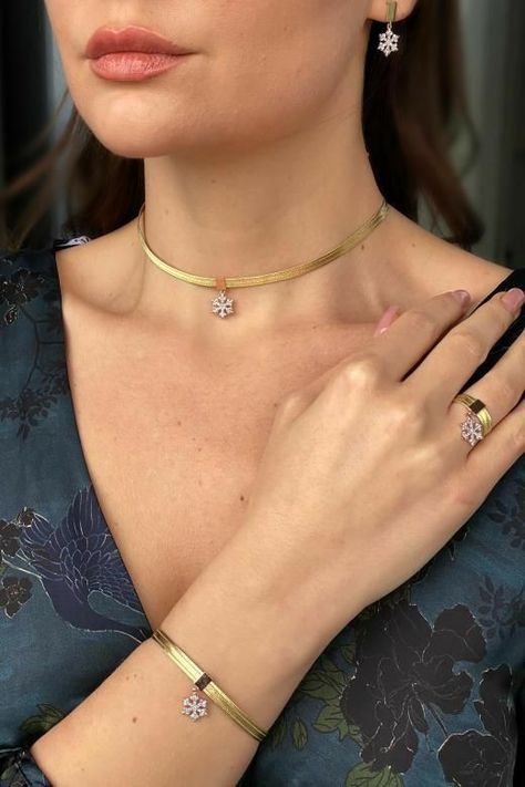 Nackles Design, Necklace Design Ideas, Classy Bracelets, Gold Necklace Design, Women Gold Necklace, Fashion Jewelry Necklaces Gold, Modern Gold Jewelry, Gold Jewelry Simple Necklace, Beautiful Gold Necklaces