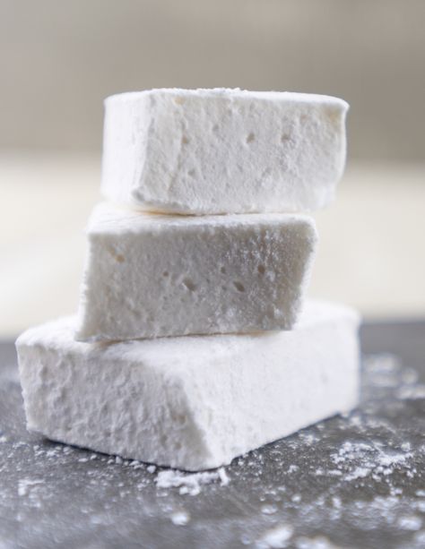 Simple Homemade Healthy Marshmallows Healthy Marshmallows, Sugar Free Marshmallows, Marshmallow Desserts, Homemade Marshmallow Recipe, Patisserie Vegan, How To Make Marshmallows, Vegan Marshmallows, Recipes With Marshmallows, Homemade Marshmallows