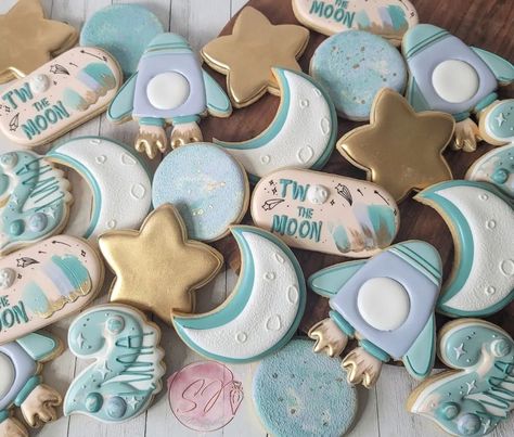 Two The Moon Cookies, Bday Cookies, Moon Cookies, Two The Moon, Sugar Cookie Designs, Gender Reveal Decorations, World Party, Fancy Cookies, Happy 2nd Birthday