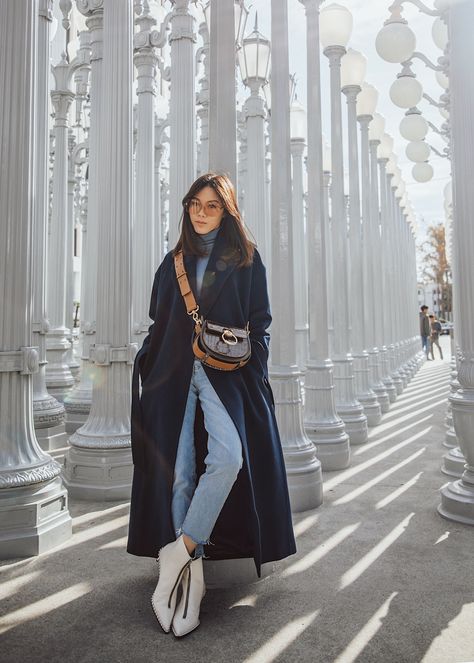 Mixing shades of blue - http://tsangtastic.com | Instagram @tsangtastic  monochromatic outfit, navy long coat outfit Long Coat Outfit, Streetwear Mode, Coat Outfits, Chloe Bag, 가을 패션, Korean Street Fashion, Looks Style, Winter Fashion Outfits, Street Style Outfit