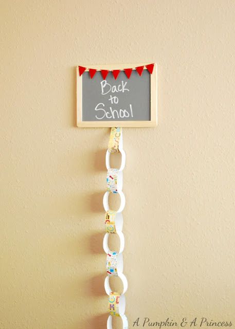 Check out this simple Back To School Paper-Chain Countdown activity. Could also use to count to 100 days. Or to countdown days until school year ends. School Countdown Ideas, Countdown Ideas, School Countdown, Countdown Activities, Paper Chain, Classroom Treats, School Paper, Paper Chains, School Opening