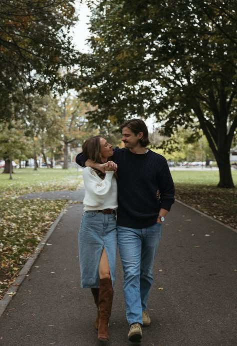 Christmas Card Ideas Picture Couple, Engagement Outfit Inspiration, Christmas Card Photo Couple, Save The Date Outfit Ideas, October Engagement Pictures, Casual Couple Photoshoot Outfit Ideas, Engagement Vibes, Cambridge Boston, Casual Engagement Photos