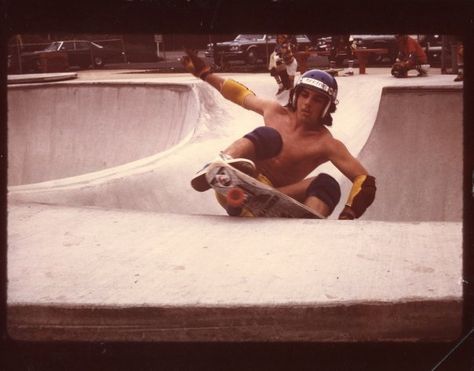 Oxnard Edger Skateboard Images, Lords Of Dogtown, Skateboard Photos, Classic Skateboard, Old School Skateboards, Skate Photos, Skate And Destroy, Skateboard Photography, Vintage Skateboards