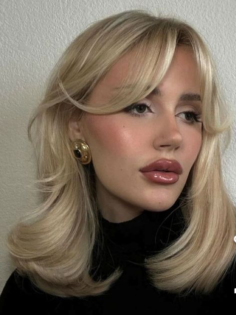 Light Blonde Short Hair, Pale Skin Hair Color, Layered Short, Blonde Haircuts, Smink Inspiration, Hairstyles For Layered Hair, Hair 2024, Blonde Hair Inspiration, Blowout Hair