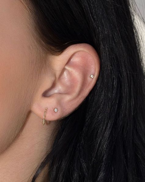 Helix Piercing Stud Single, Minimalistic Piercings, Single Helix Piercing, Helix Stud Piercing, Helix Piercing Ideas, 2 Ear Piercings, Helix Piercing Stud, Minimalist Ear Piercings, Ear Peircings