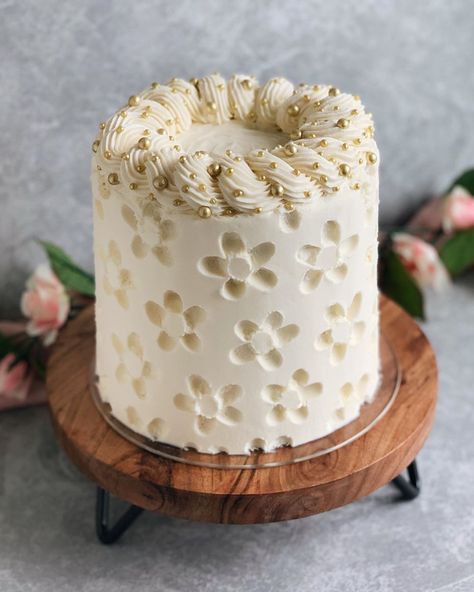 Cakes In Bloom🌷 on Instagram: “Carved buttercream🌸 Today, the lovely @chaleesebakescakes and I are hosting a carved buttercream collab with some sweet and talented…” Cake Carving, Pastry Decoration, Gold Sprinkles, Bas Relief, Pastry Cake, Carving Tools, Buttercream Cake, Vanilla Cake, Butter Cream