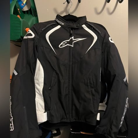 Motorcycle Outfit For Men, Alpinestars Jacket, Motorcycle Gear For Women, Racing Jacket Outfit, Motorcycle Jacket Outfit, Jaket Motor, Moto Jacket Outfit, Motor Jacket, Motorcycle Fashion