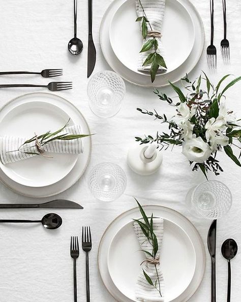 Classic meets modern table setting for thanksgiving or Christmas. Clean and crisp white linens mixed with two stacked white plates using a charger, pewter cutlery and simple greens tied up in the cloth napkins. Minimal Table Setting, Modern Tablescape, Minimal Table, Rustic Wedding Decorations, Tafel Decor, Table Set Up, Wedding Table Decorations, Wedding Table Settings, Deco Table