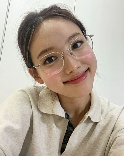 10+ Times TWICE’s Nayeon Looked Drop-Dead Gorgeous In Glasses Frames For Round Faces, Korean Glasses, Cute Glasses Frames, Glasses For Round Faces, Classy Glasses, Glasses Frames Trendy, Glasses Inspiration, Clear Glasses Frames, Womens Glasses Frames