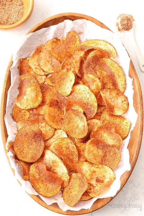 Homemade BBQ Chips (Barbecue Chips) - Homemade In The Kitchen Barbecue Chips, Chip Seasoning, Fried Potato Chips, Baked Potato Chips, Bbq Chips, Potato Chip Recipes, Bbq Potatoes, Homemade Barbecue, Homemade Chips