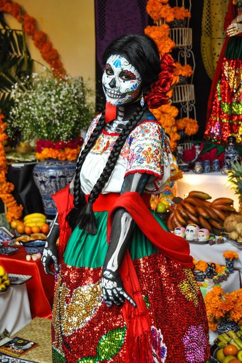 Woman disguised for Dia de los Muertos in Puebla, Mexico by Hugo Brizard. A Culture of Celebration: What Festival Season Looks Like Around the World Mexican Halloween, Dead Costume, Mexico Day Of The Dead, Mexican Day Of The Dead, Mexican Traditions, Day Of The Dead Art, Mexican Holiday, Sugar Skull Makeup, Mexican Culture