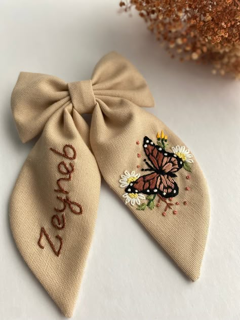 * Our Stylish and Modern Design Hair Accessories are Suitable for Adult Women, Girls and Babies. * You can make yourself and your loved ones happy with our Personalized Custom Name and Butterfly, Hand Embroidered Gift Hair Bows that we have prepared with care and love for you and your loved ones. * Custom Initial Hand Hair Bows ; * 100% Handmade Hair Clips. * Hair Barrettes are produced from Organic Linen Fabric and Cotton yarn. * Durable metal clips are used in our bows. * Our bow measures about 6.70*3.94 inches. * Please specify the details of your orders regarding Color, text and processing. * Colors Are Displayed As Accurately As Possible, But Computer Screens May Not Reflect Colors Exactly. * How To Do ; * Bows and Clips are Hand embroidered in a Clean Environment, Machine Sewn, Hand Hand Embroidered Gifts, Embroidered Hair Bows, Bow Embroidery, Diy Hair Accessories Ribbon, Designer Hair Accessories, Canvas Bag Design, Butterfly Bow, Handmade Hair Clip