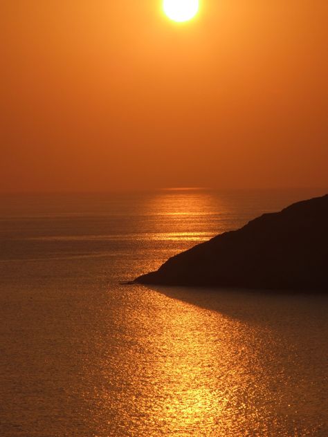 Greek island sunset. Gold Sunset Aesthetic, Greek Island Aesthetic, Orange Hour, Greek Sunset, Orange Sunsets, Orange Aura, Sunset Island, Gold Sunset, Golden Summer