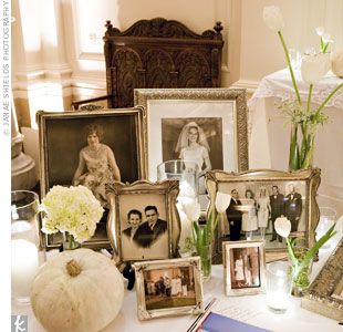 Family Wedding Pictures, Old Wedding Photos, Animation Photo, Wedding Photo Display, Family Wedding Photos, Memory Table, Display Family Photos, Guest Book Table, Boda Mexicana