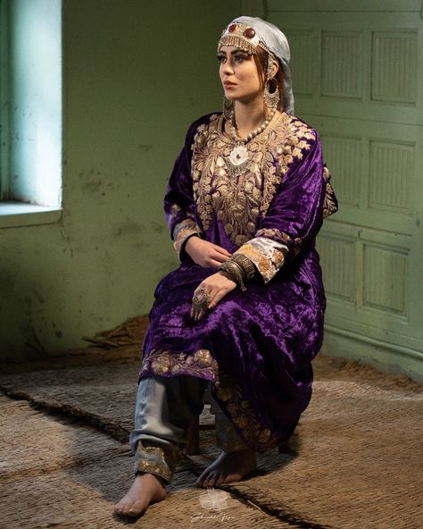 Kashmiri Pheran Dress/Kashmiri suits/Designer kashmiri Pheran #kashmiripheran #kashmirisuits #designerpheran Kashmiri Pheran Designs Velvet, Pheran Kashmiri Dress, Kashmiri Clothing, Kashmiri Outfits For Women, Kashmiri Bride, Kashmir Culture, Kashmiri Pheran, Vintage Kashmir, Kashmiri Suits