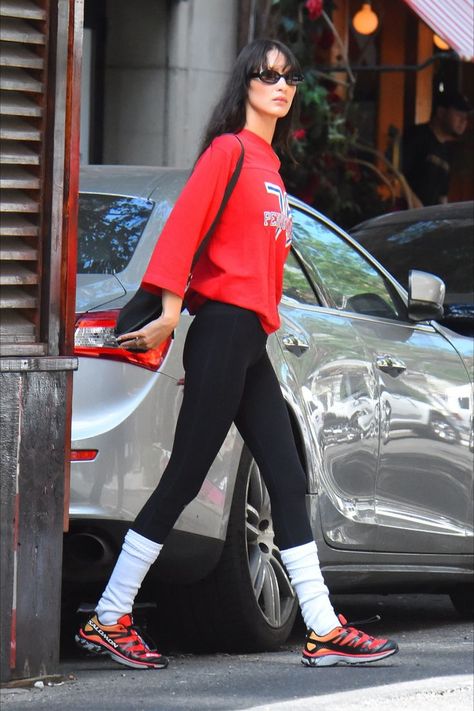 Bella Hadid Street Style, Bella Hadid Outfits, Bella Hadid Style, 90s Looks, Hadid Style, Legging Outfits, Looks Street Style, Emily Ratajkowski, Models Off Duty