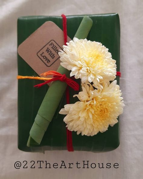 Banana leaf is most affordable easy to find n biodegradable product. gift wrapping with leaf is easy and gives festive touch to your gift 🎁 Banana Leaf Packaging, Invite Aesthetic, Banana Leaf Decor, Laxmi Pooja, Leaf Decor Wedding, Saree Function, Creative Advertising Photography, Leaf Projects, Youtube Ideas