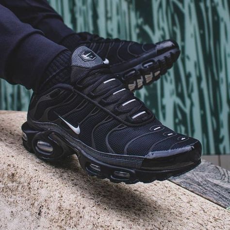 The Nike Air Max TN brings sleek style and all-day comfort, whether you're flexing or keeping it lowkey. These kicks are all about making moves! 🔥😎👟 🔥 Size: 40-45 🔥 Price: 4,200Ksh ONLY We deliver countrywide Airmax Nike, Black Outfit Men, Air Max Plus Tn, Nike Tn, All Nike Shoes, Nike Air Shoes, Nike Air Max Tn, Mens Nike Shoes, Sleek Style