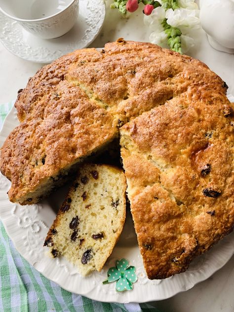 Irish Soda Bread with Raisins and Caraway Seeds Soda Bread Irish, Soda Bread With Raisins, Bread With Raisins, Christmas Breads, Irish Bread, Raisin Recipes, Irish Soda Bread Recipe, Christmas Bread, Bread Homemade