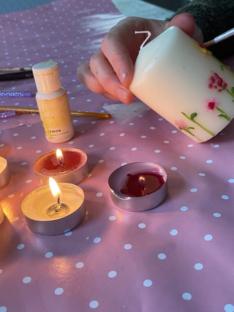 Candle Art Aesthetic, Objects To Paint On, Decorate Candles, Painting Candles With Wax Ideas, Wax Candle Painting, Wax Painted Candles, Candle Painting Party, Candle Wax Painting, Candle Painting With Wax Ideas