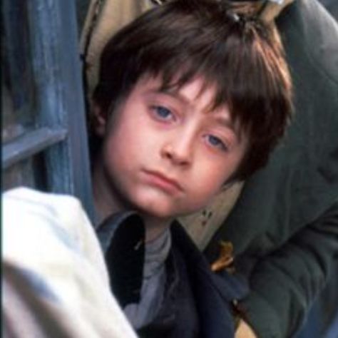 Childhood pic of dan Daniel Harry Potter, Meme Harry Potter, Hery Potter, Young Harry Potter, Daniel Radcliffe Harry Potter, David Copperfield, Buku Harry Potter, Harry Potter Icons, Images Harry Potter