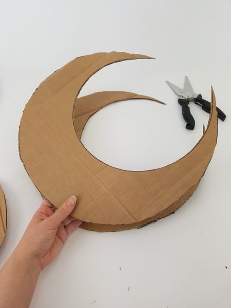 Diy Cardboard Crescent Moon, Half Moon Dream Catcher Diy, Diy Moon Garland, Half Moon Flower Arrangements, Crescent Moon Staff Diy, Diy Half Moon Backdrop, Moon Flower Arrangement, Crescent Moon Centerpiece, Half Moon Wreath Diy