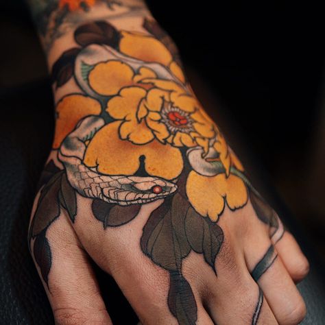 Baby snake and peony tattoo by Jinpil Yuu Flower Hand Tattoo, Japanese Hand Tattoos, Hand Tattoo Images, Herren Hand Tattoos, Traditional Hand Tattoo, Japanese Snake Tattoo, Tato Henna, Skeleton Hand Tattoo, Irezumi Tattoos