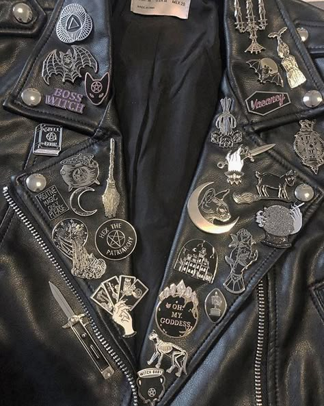 Stile Punk Rock, Battle Vest, Battle Jackets, Battle Jacket, Diy Jacket, Jacket Ideas, Estilo Punk, Punk Outfits, Pins And Patches